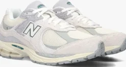 beige new balance lage sneakers m2002 d