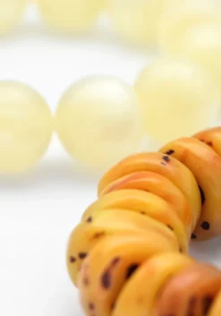 beige notre-v armbanden resin duo bracelets