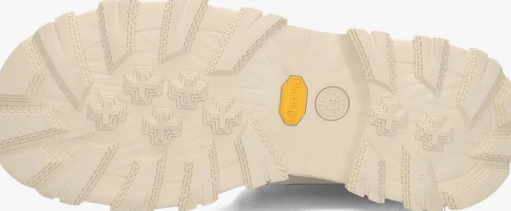 beige ugg snowboots w adirondack meridian