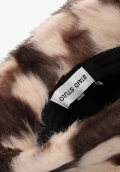 bruine stand studio hoed wera bucket hat