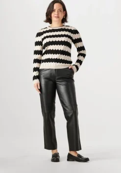 goudkleurig notre-v oorbellen earring#1