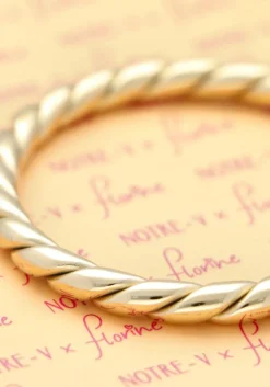 goudkleurig notre-v oorbellen x florine - bailar hoops