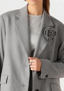grijze edited blazer kainoa blazer with brooch