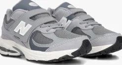 grijze new balance lage sneakers 2002
