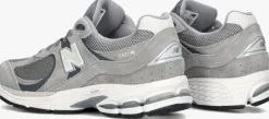 grijze new balance lage sneakers 2002r m