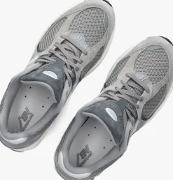 grijze new balance lage sneakers 2002r m