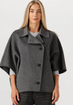 grijze studio ar mantel avy