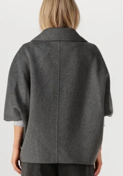 grijze studio ar mantel avy