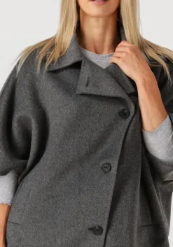 grijze studio ar mantel avy