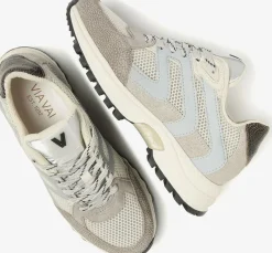 grijze via vai lage sneakers danae bailee
