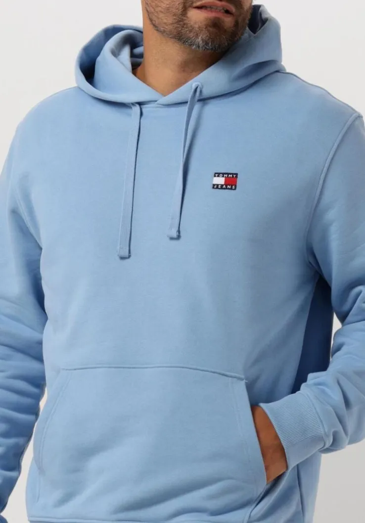lichtblauwe tommy jeans sweater tjm reg badge hoodie