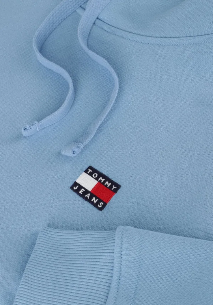 lichtblauwe tommy jeans sweater tjm reg badge hoodie