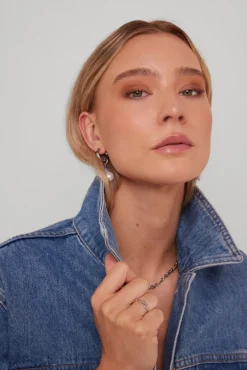 zilverkleurig notre-v oorbellen ss23 earring new collection