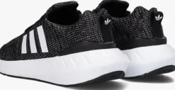 zwarte adidas lage sneakers swift run 22 j
