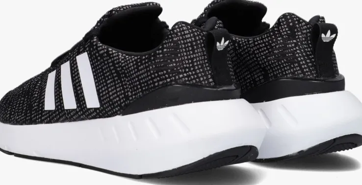 zwarte adidas lage sneakers swift run 22 j