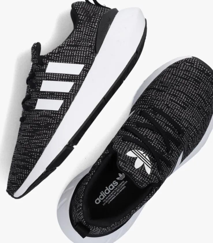 zwarte adidas lage sneakers swift run 22 j