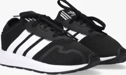 zwarte adidas lage sneakers swift run x i