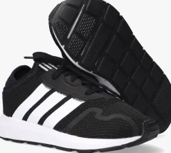 zwarte adidas lage sneakers swift run x i