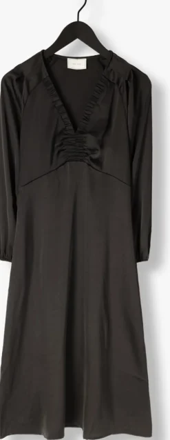 zwarte neo noir midi jurk isobel heavy sateen dress